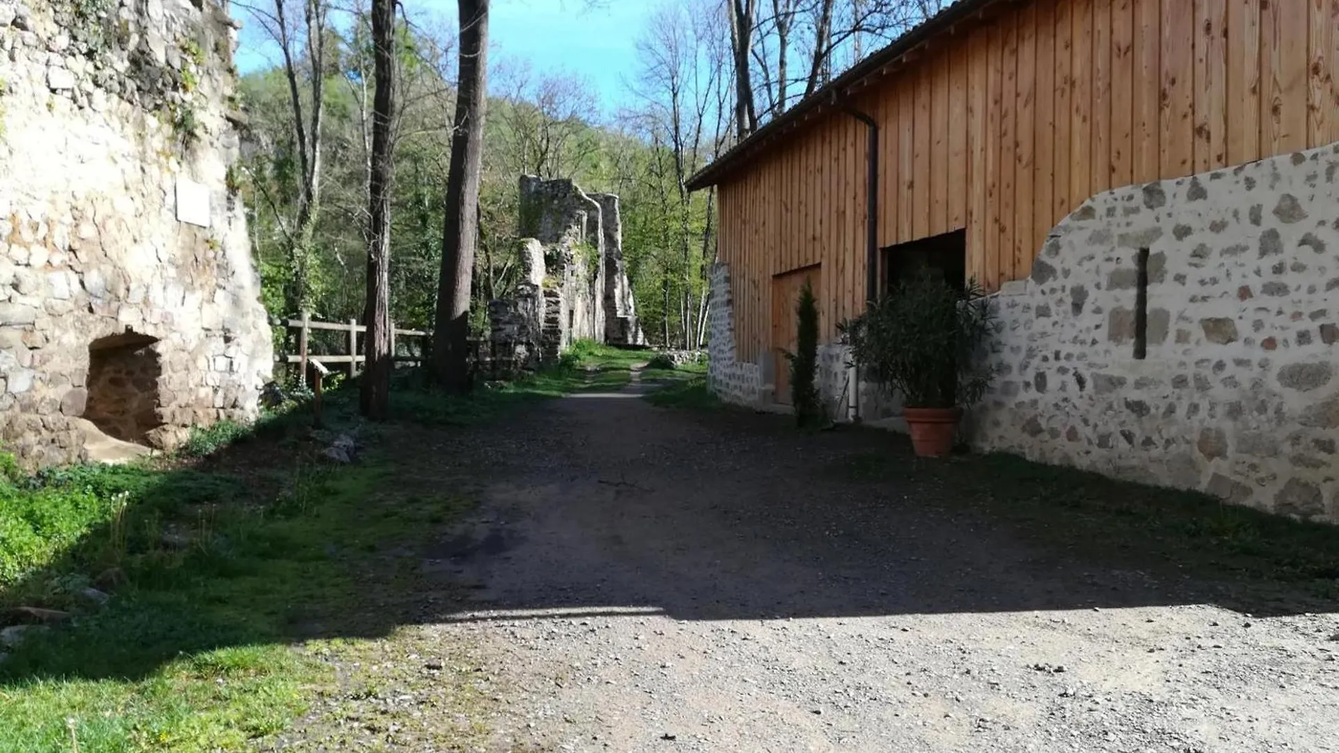 Gite En Pierres Avec Jardin, Cheminee Et Acces Direct Aux Sentiers De Randonnee - Fr-1-496-10 Salt-en-Donzy 0*,